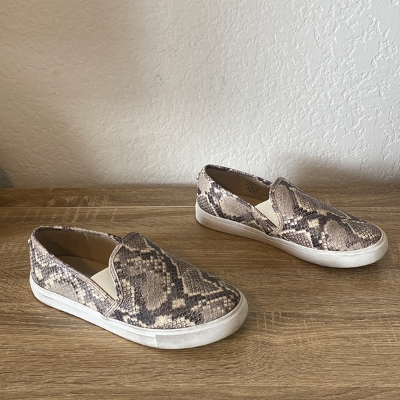 ❌SOLD❌ Steve Madden Safary, faux snakeskin slip on sneaker - size 7 - Picture 3 of 7